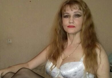 Hausfrau SandyMature sendet nackt vor der Webcam