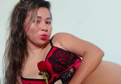 Camgirl AishaHot (31 Jahre) nackt vor der Webcam