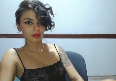 Hausfrau SelenaQueeny sendet nackt vor der Webcam